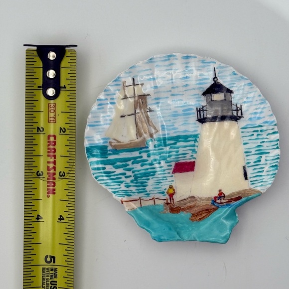 Hand-Painted Scallop Shell Lighthouse Scene - Picture 4 of 7